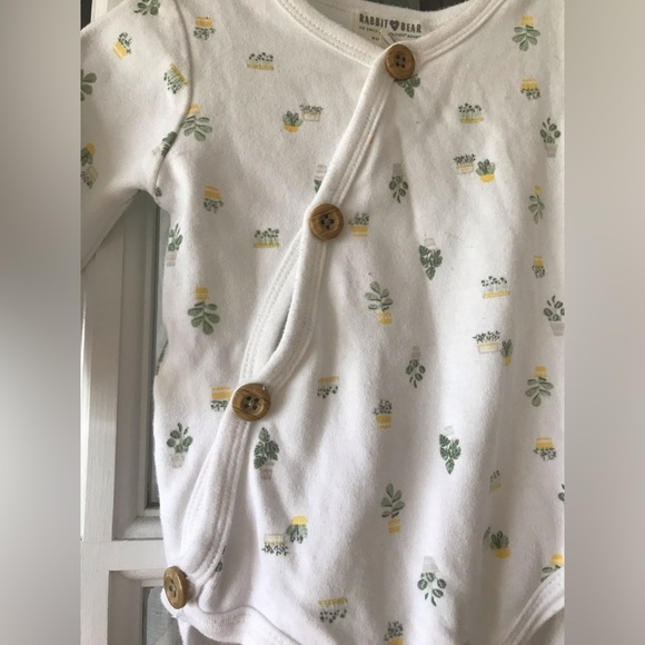 Rabbit Bear organic cotton onesie size 6-9 months in garden theme with plants - Picture 3 of 5